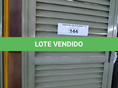 LOTE 144 - 02 PORTAS EM ALUMÍNIO 80X2,45 NA COR VERDE (NO ESTADO, NÃO SABEMOS SE FUNCIONA. LEILÃO NÃO TEM GARANTIA E NEM DEVOLUÇÃO).