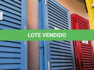LOTE 130 - 02 PORTAS EM ALUMÍNIO 80X2,45 NA COR AZUL (NO ESTADO, NÃO SABEMOS SE FUNCIONA. LEILÃO NÃO TEM GARANTIA E NEM DEVOLUÇÃO).