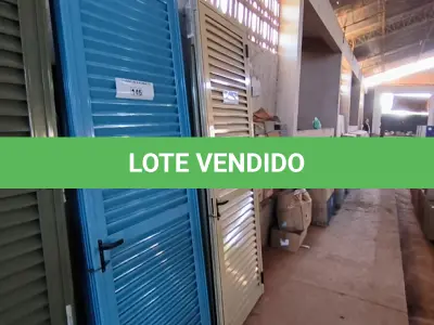 LOTE 147 - 02 PORTAS EM ALUMÍNIO 80X2,45 NA COR MARROM CLARO (NO ESTADO, NÃO SABEMOS SE FUNCIONA. LEILÃO NÃO TEM GARANTIA E NEM DEVOLUÇÃO).