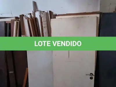 LOTE 182 - 01 LOTE COM PORTAS E PORTAIS EM MADEIRA (ESTADO, NÃO SABEMOS SE FUNCIONA. LEILÃO NÃO TEM GARANTIA E NEM DEVOLUÇÃO).