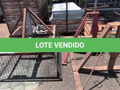 LOTE 259 - 01 LOTE COM LIXEIRA E 02 MACACOS MANUAIS PARA ELEVAÇÃO (NO ESTADO, NÃO SABEMOS SE FUNCIONA. LEILÃO NÃO TEM GARANTIA E NEM DEVOLUÇÃO).