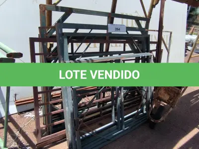 LOTE 264 - 01 LOTE COM GRADES EM FERRO E 01 CARRINHO DE MÃO (NO ESTADO, NÃO SABEMOS SE FUNCIONA. LEILÃO NÃO TEM GARANTIA E NEM DEVOLUÇÃO).