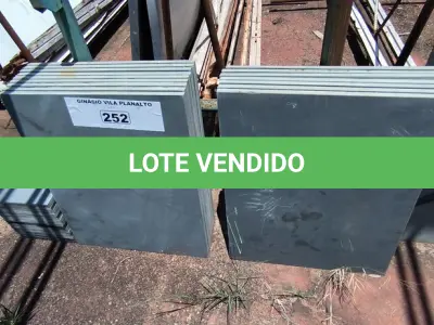 LOTE 252 - 01 LOTE COM PEDRAS ARDÓSIA NA COR CINZA (NO ESTADO, NÃO SABEMOS SE FUNCIONA. LEILÃO NÃO TEM GARANTIA E NEM DEVOLUÇÃO).