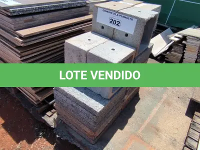 LOTE 202 - 01 LOTE COM PLACAS EM CONCRETO (NO ESTADO, NÃO SABEMOS SE FUNCIONA. LEILÃO NÃO TEM GARANTIA E NEM DEVOLUÇÃO).