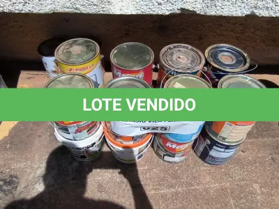 LOTE 025 - 01 LOTE COM LATAS DE TINTAS DIVERSAS (NO ESTADO, NÃO SABEMOS SE FUNCIONA. LEILÃO NÃO TEM GARANTIA E NEM DEVOLUÇÃO).