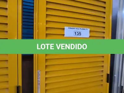 LOTE 135 - 02 PORTAS EM ALUMÍNIO 80X2,45 NA COR AMARELO (NO ESTADO, NÃO SABEMOS SE FUNCIONA. LEILÃO NÃO TEM GARANTIA E NEM DEVOLUÇÃO).