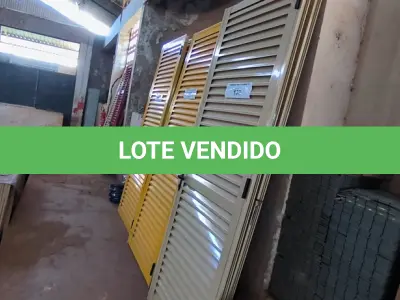 LOTE 137 - 02 PORTAS EM ALUMÍNIO 80X2,45 NA COR MARROM CLARO (NO ESTADO, NÃO SABEMOS SE FUNCIONA. LEILÃO NÃO TEM GARANTIA E NEM DEVOLUÇÃO).