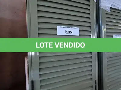 LOTE 195 - 02 PORTAS EM ALUMÍNIO 80X2,45 NA COR VERDE E AMARELO (NO ESTADO, NÃO SABEMOS SE FUNCIONA. LEILÃO NÃO TEM GARANTIA E NEM DEVOLUÇÃO).