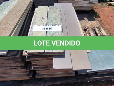 LOTE 198 - 01 LOTE COM RODAPÉS EM GRANITO TAMANHOS E CORES DIVERSAS (NO ESTADO, NÃO SABEMOS SE FUNCIONA. LEILÃO NÃO TEM GARANTIA E NEM DEVOLUÇÃO).