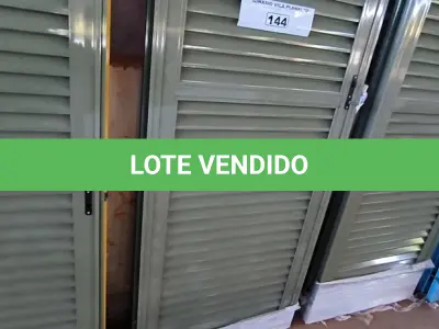 LOTE 144 - 02 PORTAS EM ALUMÍNIO 80X2,45 NA COR VERDE (NO ESTADO, NÃO SABEMOS SE FUNCIONA. LEILÃO NÃO TEM GARANTIA E NEM DEVOLUÇÃO).