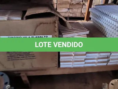 LOTE 196 - 01 LOTE COM PISOS EM PLÁSTICO PARA BANHEIRO (NO ESTADO, NÃO SABEMOS SE FUNCIONA. LEILÃO NÃO TEM GARANTIA E NEM DEVOLUÇÃO).