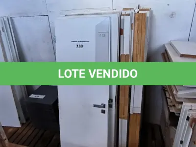 LOTE 180 - 01 LOTE COM PORTAS EM MADEIRA 80X2,10 COM PORTAIS (NO ESTADO, NÃO SABEMOS SE FUNCIONA. LEILÃO NÃO TEM GARANTIA E NEM DEVOLUÇÃO).