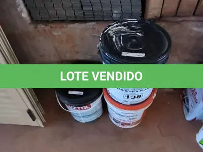 LOTE 138 - 02 BALDES DE TINTA BRANCA E 01 BALDE DE VERNIZ (NO ESTADO, NÃO SABEMOS SE FUNCIONA. LEILÃO NÃO TEM GARANTIA E NEM DEVOLUÇÃO).