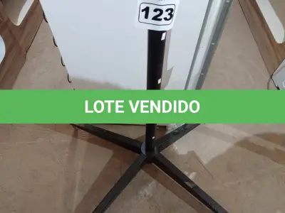 LOTE 123 - 01 TRIPÉ EXPOSITOR PARA TV’S. (NO ESTADO) ATENÇÃO! FAZER A VISITAÇÃO ANTES DE ARREMATAR, NÃO SABEMOS SE FUNCIONA. LEILÃO NÃO TEM GARANTIA E NEM DEVOLUÇÃO, SUJEITO A POSSÍVEIS AVARIAS VISÍVEIS/OCULTAS E/OU AUSÊNCIA DE COMPONENTES.