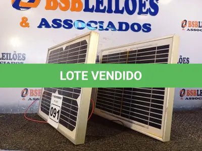 LOTE 091 - 02 PAINÉIS SOLARES 18V 10W. (NO ESTADO) ATENÇÃO! FAZER A VISITAÇÃO ANTES DE ARREMATAR, NÃO SABEMOS SE FUNCIONA. LEILÃO NÃO TEM GARANTIA E NEM DEVOLUÇÃO, SUJEITO A POSSÍVEIS AVARIAS VISÍVEIS/OCULTAS E/OU AUSÊNCIA DE COMPONENTES.