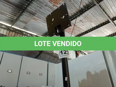 LOTE 123 - 01 TRIPÉ EXPOSITOR PARA TV’S. (NO ESTADO) ATENÇÃO! FAZER A VISITAÇÃO ANTES DE ARREMATAR, NÃO SABEMOS SE FUNCIONA. LEILÃO NÃO TEM GARANTIA E NEM DEVOLUÇÃO, SUJEITO A POSSÍVEIS AVARIAS VISÍVEIS/OCULTAS E/OU AUSÊNCIA DE COMPONENTES.