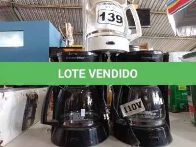 LOTE 139 - 01 LIQUIDIFICADOR OSTER E 04 CAFETEIRAS MARCAS E MODELOS DIVERSOS. (NO ESTADO) ATENÇÃO! FAZER A VISITAÇÃO ANTES DE ARREMATAR, NÃO SABEMOS SE FUNCIONA. LEILÃO NÃO TEM GARANTIA E NEM DEVOLUÇÃO, SUJEITO A POSSÍVEIS AVARIAS VISÍVEIS/OCULTAS E/OU AUSÊNCIA DE COMPONENTES.