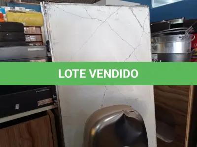 LOTE 137 - 01 PIA EM AÇO INOX CIMENTADO COM 01 CUBA MEDINDO 1.40M X 0.53CM. (NO ESTADO) ATENÇÃO! FAZER A VISITAÇÃO ANTES DE ARREMATAR, NÃO SABEMOS SE FUNCIONA. LEILÃO NÃO TEM GARANTIA E NEM DEVOLUÇÃO, SUJEITO A POSSÍVEIS AVARIAS VISÍVEIS/OCULTAS E/OU AUSÊNCIA DE COMPONENTES.