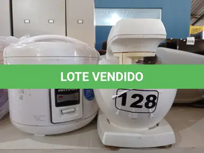 LOTE 128 - 01 PANELA ELÉTRICA E 01 BATEDEIRA ARNO. (NO ESTADO) ATENÇÃO! FAZER A VISITAÇÃO ANTES DE ARREMATAR, NÃO SABEMOS SE FUNCIONA. LEILÃO NÃO TEM GARANTIA E NEM DEVOLUÇÃO, SUJEITO A POSSÍVEIS AVARIAS VISÍVEIS/OCULTAS E/OU AUSÊNCIA DE COMPONENTES.