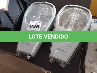 LOTE 036 - 02 LUMINÁRIAS DE PÁTIO. (NO ESTADO) ATENÇÃO! FAZER A VISITAÇÃO ANTES DE ARREMATAR, NÃO SABEMOS SE FUNCIONA. LEILÃO NÃO TEM GARANTIA E NEM DEVOLUÇÃO, SUJEITO A POSSÍVEIS AVARIAS VISÍVEIS/OCULTAS E/OU AUSÊNCIA DE COMPONENTES.