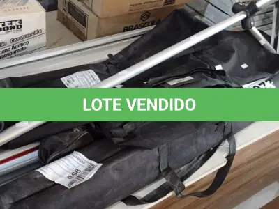 LOTE 073 - 01 TRIPÉ E 04 TELAS RETRATEIS. (NO ESTADO) ATENÇÃO! FAZER A VISITAÇÃO ANTES DE ARREMATAR, NÃO SABEMOS SE FUNCIONA. LEILÃO NÃO TEM GARANTIA E NEM DEVOLUÇÃO, SUJEITO A POSSÍVEIS AVARIAS VISÍVEIS/OCULTAS E/OU AUSÊNCIA DE COMPONENTES.