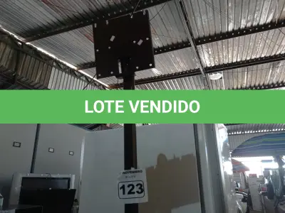 LOTE 123 - 01 TRIPÉ EXPOSITOR PARA TV’S. (NO ESTADO) ATENÇÃO! FAZER A VISITAÇÃO ANTES DE ARREMATAR, NÃO SABEMOS SE FUNCIONA. LEILÃO NÃO TEM GARANTIA E NEM DEVOLUÇÃO, SUJEITO A POSSÍVEIS AVARIAS VISÍVEIS/OCULTAS E/OU AUSÊNCIA DE COMPONENTES.