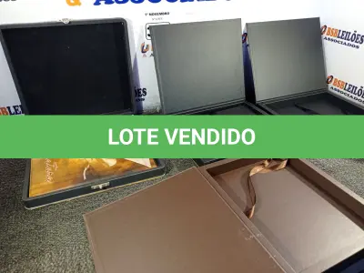 LOTE 344 - 04 CAIXAS PARA ÁLBUNS DE FOTOGRAFIA. (NO ESTADO) ATENÇÃO! FAZER A VISITAÇÃO ANTES DE ARREMATAR, NÃO SABEMOS SE FUNCIONA. LEILÃO NÃO TEM GARANTIA E NEM DEVOLUÇÃO, SUJEITO A POSSÍVEIS AVARIAS VISÍVEIS/OCULTAS E/OU AUSÊNCIA DE COMPONENTES.