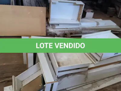 LOTE 349 - 01 LOTE COM GUARDA ROUPA DESMONTADO EM MADEIRA.(NO ESTADO, NÃO SABEMOS SE FUNCIONA. LEILÃO NÃO TEM GARANTIA E NEM DEVOLUÇÃO).