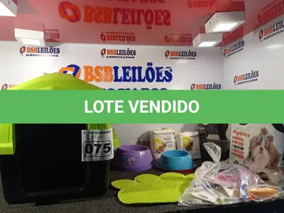 LOTE 075 - 01 CASINHA DE CACHORRO COM TAPETE E 02 COMEDOUROS, 01 KIT DE ACESSÓRIOS, 02 PACOTES DE FRALDAS, 02 PACOTES DE TAPETES HIGIÊNICOS. (NO ESTADO) ATENÇÃO! FAZER A VISITAÇÃO ANTES DE ARREMATAR, NÃO SABEMOS SE FUNCIONA. LEILÃO NÃO TEM GARANTIA E NEM DEVOLUÇÃO, SUJEITO A POSSÍVEIS AVARIAS VISÍVEIS/OCULTAS E/OU AUSÊNCIA DE COMPONENTES.