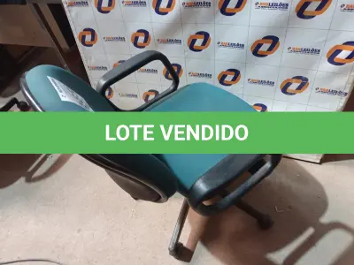 LOTE 185 - 01 CADEIRA DE ESCRITÓRIO COM BASE GIRATÓRIA. (NO ESTADO) ATENÇÃO! FAZER A VISITAÇÃO ANTES DE ARREMATAR, NÃO SABEMOS SE FUNCIONA. LEILÃO NÃO TEM GARANTIA E NEM DEVOLUÇÃO, SUJEITO A POSSÍVEIS AVARIAS VISÍVEIS/OCULTAS E/OU AUSÊNCIA DE COMPONENTES.