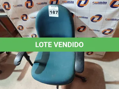 LOTE 187 - 01 CADEIRA DE ESCRITÓRIO COM BASE GIRATÓRIA. (NO ESTADO) ATENÇÃO! FAZER A VISITAÇÃO ANTES DE ARREMATAR, NÃO SABEMOS SE FUNCIONA. LEILÃO NÃO TEM GARANTIA E NEM DEVOLUÇÃO, SUJEITO A POSSÍVEIS AVARIAS VISÍVEIS/OCULTAS E/OU AUSÊNCIA DE COMPONENTES.