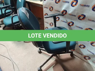 LOTE 186 - 01 CADEIRA DE ESCRITÓRIO COM BASE GIRATÓRIA. (NO ESTADO) ATENÇÃO! FAZER A VISITAÇÃO ANTES DE ARREMATAR, NÃO SABEMOS SE FUNCIONA. LEILÃO NÃO TEM GARANTIA E NEM DEVOLUÇÃO, SUJEITO A POSSÍVEIS AVARIAS VISÍVEIS/OCULTAS E/OU AUSÊNCIA DE COMPONENTES.