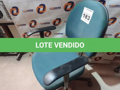 LOTE 183 - 01 CADEIRA DE ESCRITÓRIO COM BASE GIRATÓRIA. (NO ESTADO) ATENÇÃO! FAZER A VISITAÇÃO ANTES DE ARREMATAR, NÃO SABEMOS SE FUNCIONA. LEILÃO NÃO TEM GARANTIA E NEM DEVOLUÇÃO, SUJEITO A POSSÍVEIS AVARIAS VISÍVEIS/OCULTAS E/OU AUSÊNCIA DE COMPONENTES.