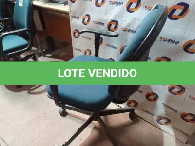 LOTE 186 - 01 CADEIRA DE ESCRITÓRIO COM BASE GIRATÓRIA. (NO ESTADO) ATENÇÃO! FAZER A VISITAÇÃO ANTES DE ARREMATAR, NÃO SABEMOS SE FUNCIONA. LEILÃO NÃO TEM GARANTIA E NEM DEVOLUÇÃO, SUJEITO A POSSÍVEIS AVARIAS VISÍVEIS/OCULTAS E/OU AUSÊNCIA DE COMPONENTES.