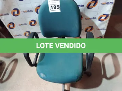 LOTE 185 - 01 CADEIRA DE ESCRITÓRIO COM BASE GIRATÓRIA. (NO ESTADO) ATENÇÃO! FAZER A VISITAÇÃO ANTES DE ARREMATAR, NÃO SABEMOS SE FUNCIONA. LEILÃO NÃO TEM GARANTIA E NEM DEVOLUÇÃO, SUJEITO A POSSÍVEIS AVARIAS VISÍVEIS/OCULTAS E/OU AUSÊNCIA DE COMPONENTES.