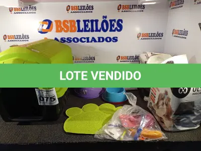 LOTE 075 - 01 CASINHA DE CACHORRO COM TAPETE E 02 COMEDOUROS, 01 KIT DE ACESSÓRIOS, 02 PACOTES DE FRALDAS, 02 PACOTES DE TAPETES HIGIÊNICOS. (NO ESTADO) ATENÇÃO! FAZER A VISITAÇÃO ANTES DE ARREMATAR, NÃO SABEMOS SE FUNCIONA. LEILÃO NÃO TEM GARANTIA E NEM DEVOLUÇÃO, SUJEITO A POSSÍVEIS AVARIAS VISÍVEIS/OCULTAS E/OU AUSÊNCIA DE COMPONENTES.