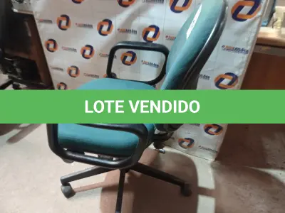 LOTE 184 - 01 CADEIRA DE ESCRITÓRIO COM BASE GIRATÓRIA. (NO ESTADO) ATENÇÃO! FAZER A VISITAÇÃO ANTES DE ARREMATAR, NÃO SABEMOS SE FUNCIONA. LEILÃO NÃO TEM GARANTIA E NEM DEVOLUÇÃO, SUJEITO A POSSÍVEIS AVARIAS VISÍVEIS/OCULTAS E/OU AUSÊNCIA DE COMPONENTES.