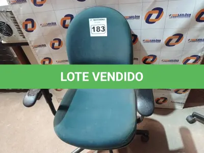 LOTE 183 - 01 CADEIRA DE ESCRITÓRIO COM BASE GIRATÓRIA. (NO ESTADO) ATENÇÃO! FAZER A VISITAÇÃO ANTES DE ARREMATAR, NÃO SABEMOS SE FUNCIONA. LEILÃO NÃO TEM GARANTIA E NEM DEVOLUÇÃO, SUJEITO A POSSÍVEIS AVARIAS VISÍVEIS/OCULTAS E/OU AUSÊNCIA DE COMPONENTES.