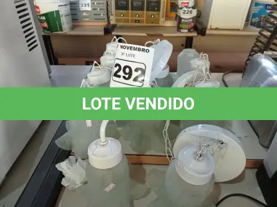LOTE 292 - 01 LOTE COM VÁRIAS LUMINÁRIAS DE TETO. (NO ESTADO) ATENÇÃO! FAZER A VISITAÇÃO ANTES DE ARREMATAR, NÃO SABEMOS SE FUNCIONA. LEILÃO NÃO TEM GARANTIA E NEM DEVOLUÇÃO, SUJEITO A POSSÍVEIS AVARIAS VISÍVEIS/OCULTAS E/OU AUSÊNCIA DE COMPONENTES.