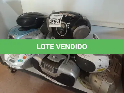 LOTE 253 - 13 APARELHOS DE SOM MARCAS E MODELOS DIVERSOS. (NO ESTADO) ATENÇÃO! FAZER A VISITAÇÃO ANTES DE ARREMATAR, NÃO SABEMOS SE FUNCIONA. LEILÃO NÃO TEM GARANTIA E NEM DEVOLUÇÃO, SUJEITO A POSSÍVEIS AVARIAS VISÍVEIS/OCULTAS E/OU AUSÊNCIA DE COMPONENTES.