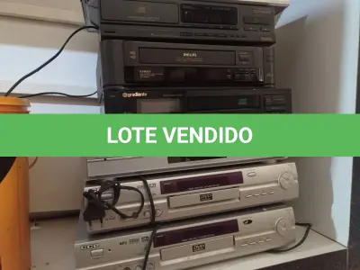 LOTE 265 - 06 APARELHOS DE DVD, 02 TOCA CD E 01 VIDEOCASSETE MARCAS E MODELOS DIVERSOS. (NO ESTADO) ATENÇÃO! FAZER A VISITAÇÃO ANTES DE ARREMATAR, NÃO SABEMOS SE FUNCIONA. LEILÃO NÃO TEM GARANTIA E NEM DEVOLUÇÃO, SUJEITO A POSSÍVEIS AVARIAS VISÍVEIS/OCULTAS E/OU AUSÊNCIA DE COMPONENTES.