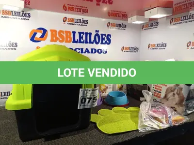 LOTE 075 - 01 CASINHA DE CACHORRO COM TAPETE E 02 COMEDOUROS, 01 KIT DE ACESSÓRIOS, 02 PACOTES DE FRALDAS, 02 PACOTES DE TAPETES HIGIÊNICOS. (NO ESTADO) ATENÇÃO! FAZER A VISITAÇÃO ANTES DE ARREMATAR, NÃO SABEMOS SE FUNCIONA. LEILÃO NÃO TEM GARANTIA E NEM DEVOLUÇÃO, SUJEITO A POSSÍVEIS AVARIAS VISÍVEIS/OCULTAS E/OU AUSÊNCIA DE COMPONENTES.