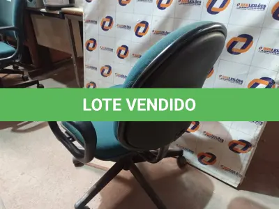LOTE 185 - 01 CADEIRA DE ESCRITÓRIO COM BASE GIRATÓRIA. (NO ESTADO) ATENÇÃO! FAZER A VISITAÇÃO ANTES DE ARREMATAR, NÃO SABEMOS SE FUNCIONA. LEILÃO NÃO TEM GARANTIA E NEM DEVOLUÇÃO, SUJEITO A POSSÍVEIS AVARIAS VISÍVEIS/OCULTAS E/OU AUSÊNCIA DE COMPONENTES.