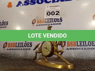 LOTE 002 - 01 RELÓGIO EM METAL COM MOSTRADOR EM ALGARISMO ROMANO. (NO ESTADO) ATENÇÃO! FAZER A VISITAÇÃO ANTES DE ARREMATAR, NÃO SABEMOS SE FUNCIONA. LEILÃO NÃO TEM GARANTIA E NEM DEVOLUÇÃO, SUJEITO A POSSÍVEIS AVARIAS VISÍVEIS/OCULTAS E/OU AUSÊNCIA DE COMPONENTES.