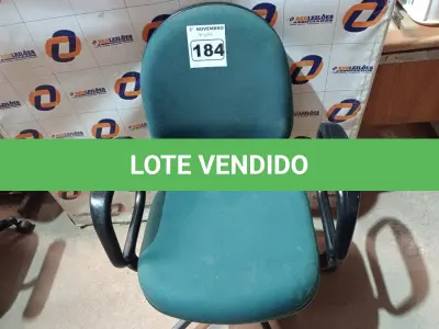 LOTE 184 - 01 CADEIRA DE ESCRITÓRIO COM BASE GIRATÓRIA. (NO ESTADO) ATENÇÃO! FAZER A VISITAÇÃO ANTES DE ARREMATAR, NÃO SABEMOS SE FUNCIONA. LEILÃO NÃO TEM GARANTIA E NEM DEVOLUÇÃO, SUJEITO A POSSÍVEIS AVARIAS VISÍVEIS/OCULTAS E/OU AUSÊNCIA DE COMPONENTES.