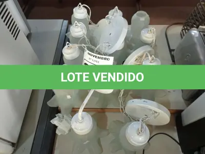 LOTE 292 - 01 LOTE COM VÁRIAS LUMINÁRIAS DE TETO. (NO ESTADO) ATENÇÃO! FAZER A VISITAÇÃO ANTES DE ARREMATAR, NÃO SABEMOS SE FUNCIONA. LEILÃO NÃO TEM GARANTIA E NEM DEVOLUÇÃO, SUJEITO A POSSÍVEIS AVARIAS VISÍVEIS/OCULTAS E/OU AUSÊNCIA DE COMPONENTES.