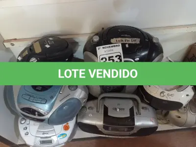LOTE 253 - 13 APARELHOS DE SOM MARCAS E MODELOS DIVERSOS. (NO ESTADO) ATENÇÃO! FAZER A VISITAÇÃO ANTES DE ARREMATAR, NÃO SABEMOS SE FUNCIONA. LEILÃO NÃO TEM GARANTIA E NEM DEVOLUÇÃO, SUJEITO A POSSÍVEIS AVARIAS VISÍVEIS/OCULTAS E/OU AUSÊNCIA DE COMPONENTES.