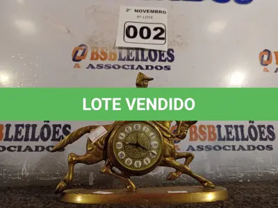 LOTE 002 - 01 RELÓGIO EM METAL COM MOSTRADOR EM ALGARISMO ROMANO. (NO ESTADO) ATENÇÃO! FAZER A VISITAÇÃO ANTES DE ARREMATAR, NÃO SABEMOS SE FUNCIONA. LEILÃO NÃO TEM GARANTIA E NEM DEVOLUÇÃO, SUJEITO A POSSÍVEIS AVARIAS VISÍVEIS/OCULTAS E/OU AUSÊNCIA DE COMPONENTES.
