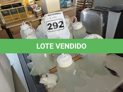 LOTE 292 - 01 LOTE COM VÁRIAS LUMINÁRIAS DE TETO. (NO ESTADO) ATENÇÃO! FAZER A VISITAÇÃO ANTES DE ARREMATAR, NÃO SABEMOS SE FUNCIONA. LEILÃO NÃO TEM GARANTIA E NEM DEVOLUÇÃO, SUJEITO A POSSÍVEIS AVARIAS VISÍVEIS/OCULTAS E/OU AUSÊNCIA DE COMPONENTES.