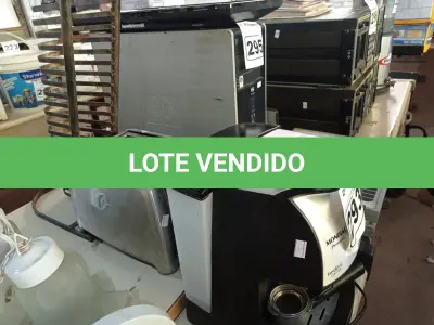 LOTE 293 - 01 CAFETEIRA, 01 TORRADEIRA E 01 PORTA CD. (NO ESTADO) ATENÇÃO! FAZER A VISITAÇÃO ANTES DE ARREMATAR, NÃO SABEMOS SE FUNCIONA. LEILÃO NÃO TEM GARANTIA E NEM DEVOLUÇÃO, SUJEITO A POSSÍVEIS AVARIAS VISÍVEIS/OCULTAS E/OU AUSÊNCIA DE COMPONENTES.
